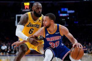 Read more about the article LEBRON VS CURRY – CLASH OF TITANS