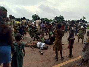 Read more about the article Benue Women Block Makurdi-Abuja Highway To Protest Against Killing Of 5 People By Armed Men Suspected To Be Herders