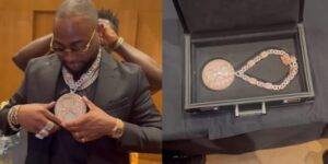 Read more about the article “Davido showcases his new pendant worth ₦577 million, claiming to have transformed sand into diamonds.”