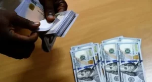 Read more about the article Naira weakens to 920 per US dollar, while fuel marketers advocate for a new increase in prices.